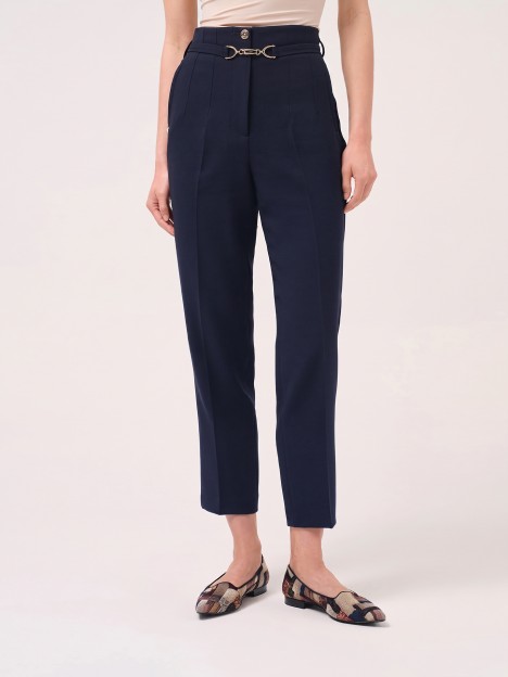 Calça clássica com cinto decorativo Calça clássica com cinto decorativo