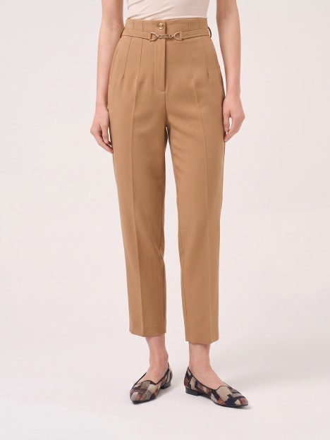 Calça clássica com cinto decorativo Calça clássica com cinto decorativo