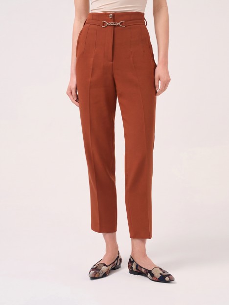 Calça clássica com cinto decorativo Calça clássica com cinto decorativo