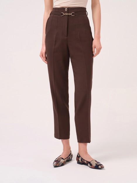 Calça clássica com cinto decorativo Calça clássica com cinto decorativo