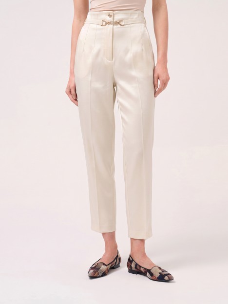 Calça clássica com cinto decorativo Calça clássica com cinto decorativo